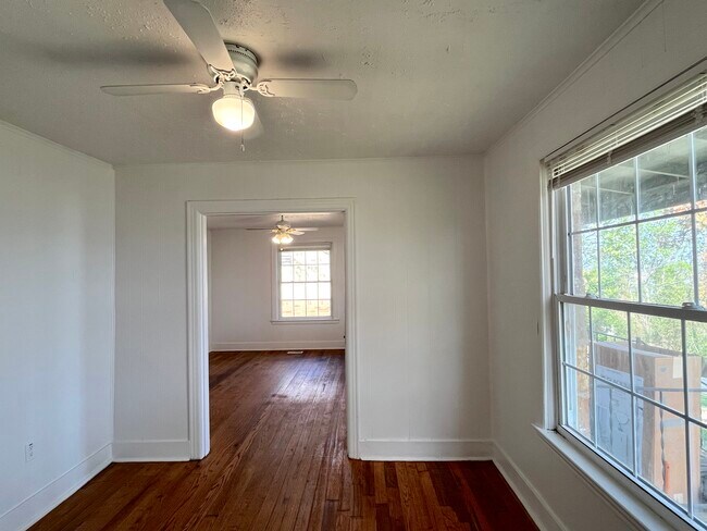 Building Photo - 326 N Summit St