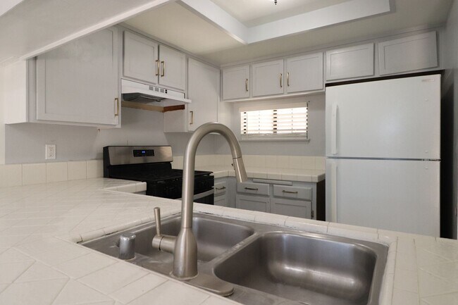 Building Photo - Spacious Northpointe Condo – 3 Bedrooms + Office | 3 Baths | Attached 2-Car Garage