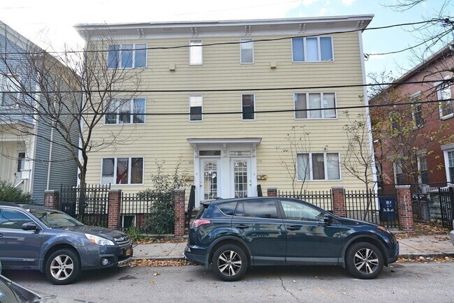 Building Photo - 168 Auburn St