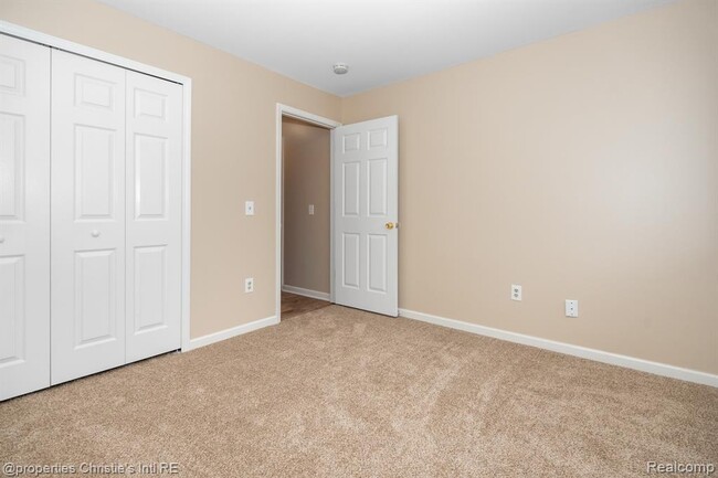 Building Photo - 33829 Pondview Cir