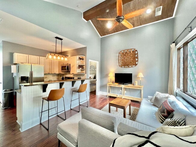 Building Photo - 1 Bed Apartment with TWO CAR GARAGE!