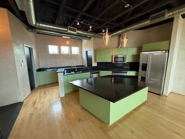 Building Photo - 825 W Daggett Ave