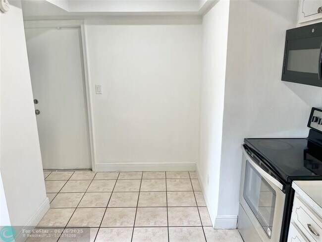 Building Photo - 2167 NE 56th Ct