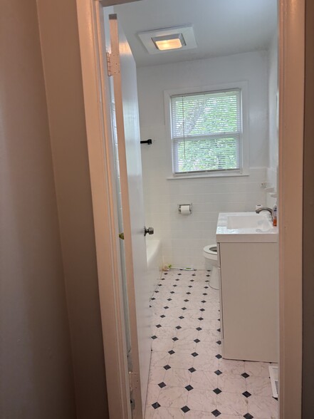 Building Photo - 2405 Ridgeland Dr