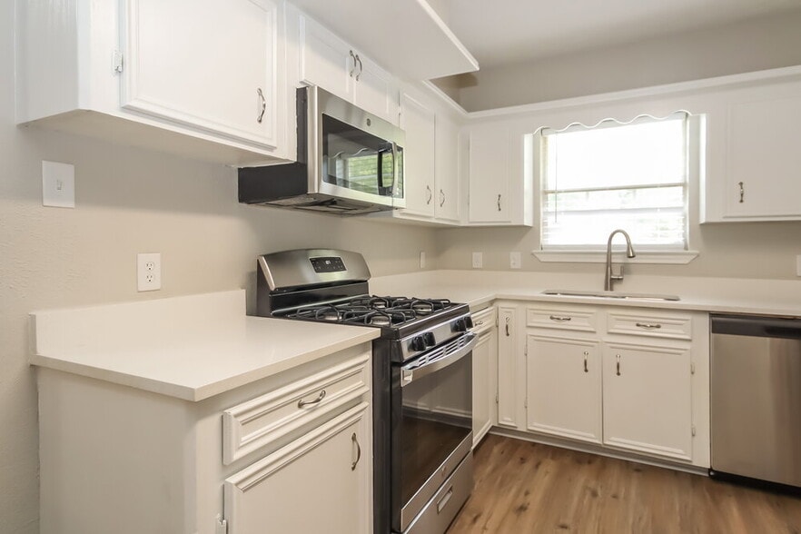 Building Photo - 9695 Twin Shores Dr