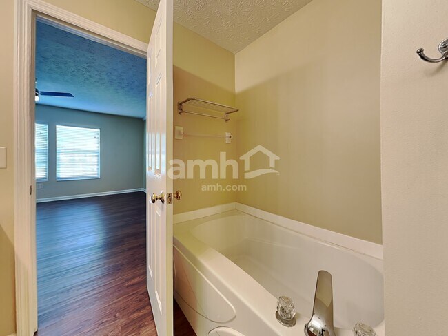 Building Photo - 9937 Whispering Pine Dr