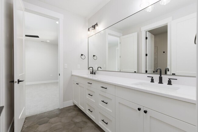 Building Photo - Gorgeous 5 bed | 3.5 bath |  Custom Home with RV Garage in Tonaquint!