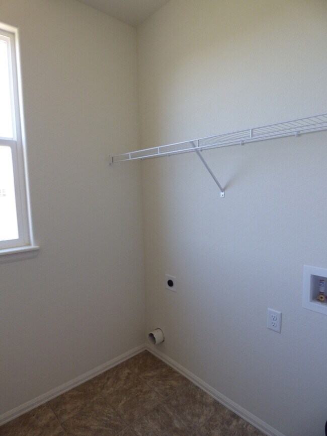 Building Photo - Two Story 3 Bed / 2.5 Bath Home in Windsor!