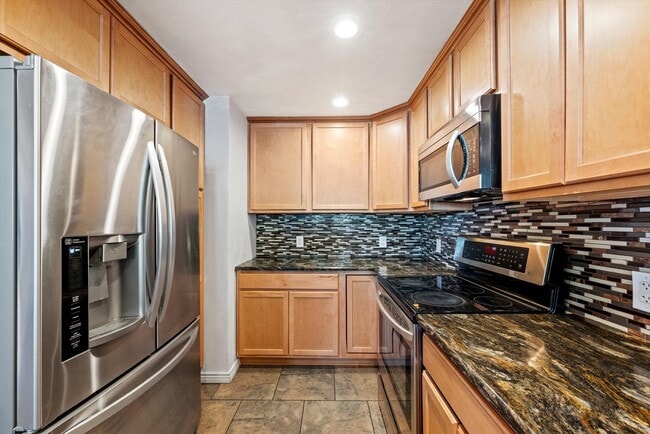 Building Photo - Bright & Spacious 2BR/2BA Townhome with Loft, Fireplace & Private Garage