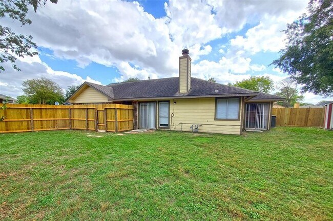 Building Photo - 11011 Shadowfield Dr