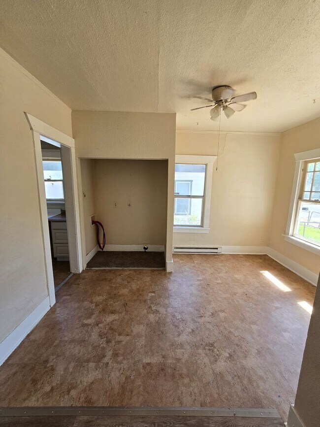 Building Photo - Centrally located 4 bedroom home
