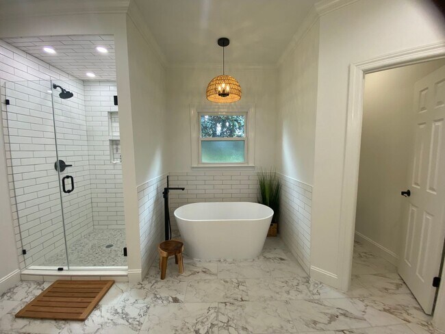 Building Photo - Beautiful Executive Style Home in the Stun...