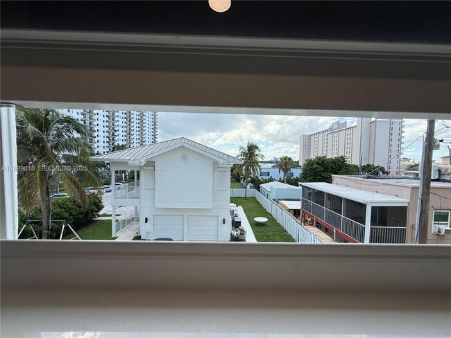 Building Photo - 901 S Surf Rd