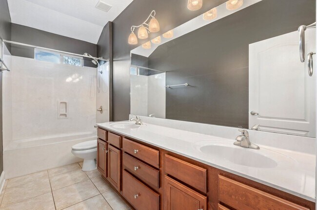 Building Photo - 4 Bedroom in Ideal Neighborhood!!