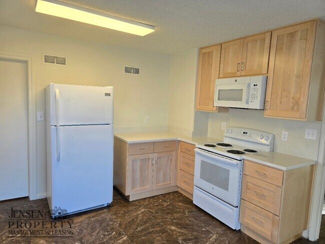 Building Photo - R698