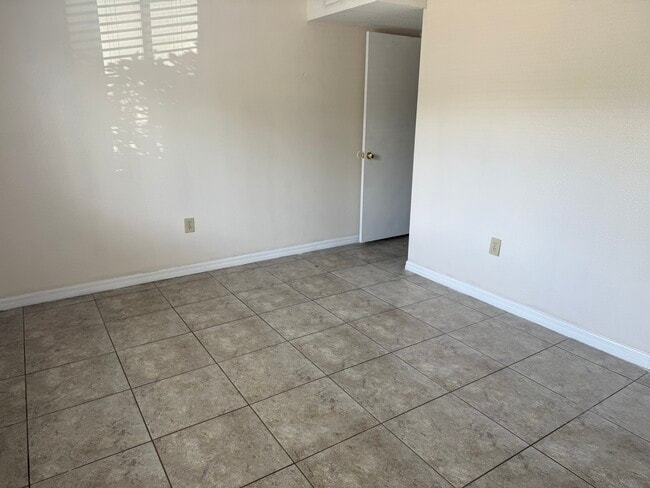 Building Photo - Avalon Unit 6
