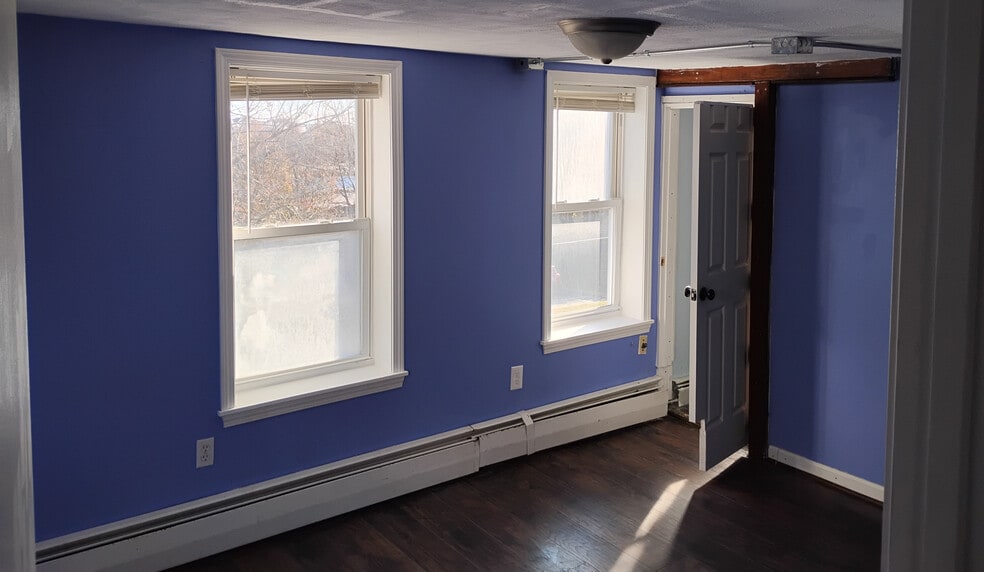 Building Photo - 213 Pleasant St