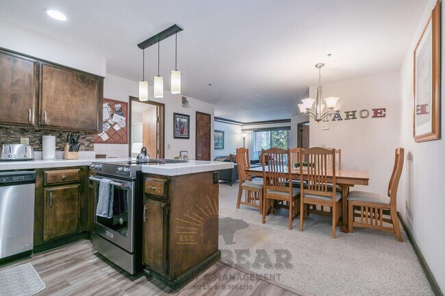 Building Photo - Adorable Condo w Elevator & Open Condo Garage