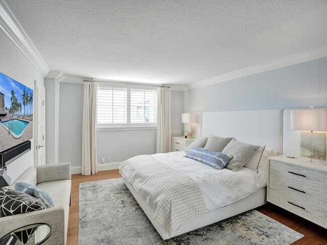 Building Photo - 1051 Hillsboro Mile