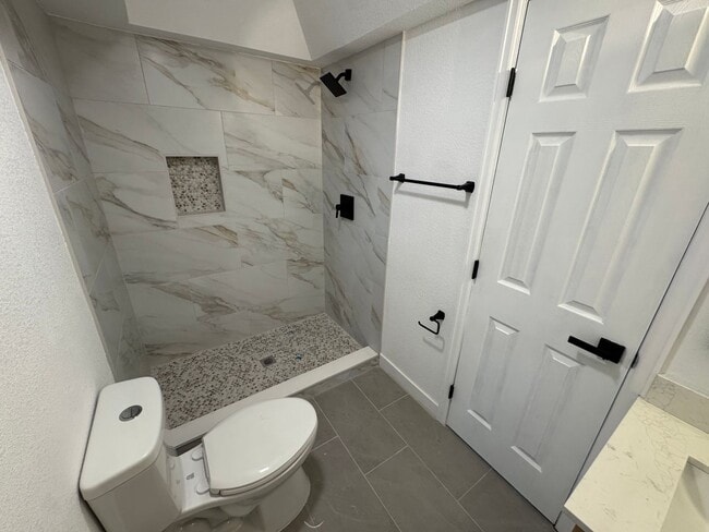 Building Photo - Completely Remodeled Home in Englewood