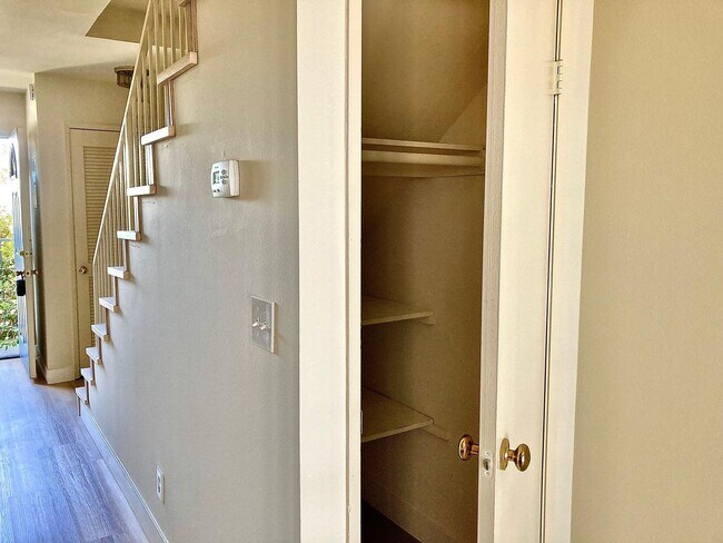Building Photo - Charming 2 Bedroom 2 Bath townhouse with a...