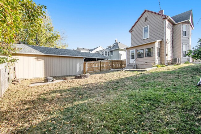 Building Photo - Beautifully Updated Duplex!