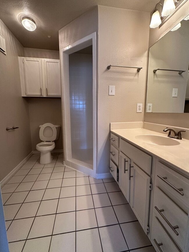 Building Photo - Pointe 360 @ 222 Condominiums - Huge 2 bedroom w attached Garage -  $1295 Rent w Credit - Pool