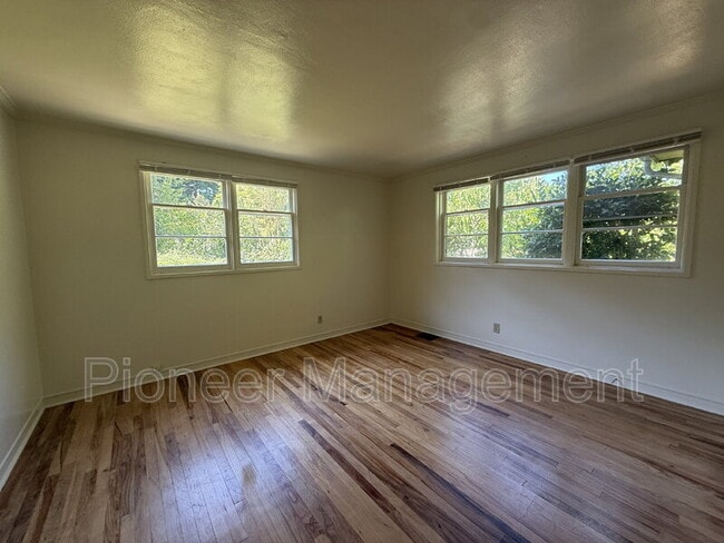 Building Photo - 375 Cherry Dr