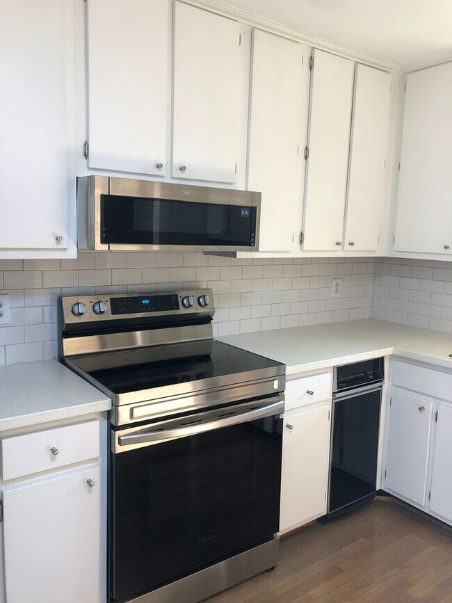 Building Photo - 2 Bed/2 Bath Condo located in Green Hills only minutes to Vandy and Easy Interstate Access, 1 Car...