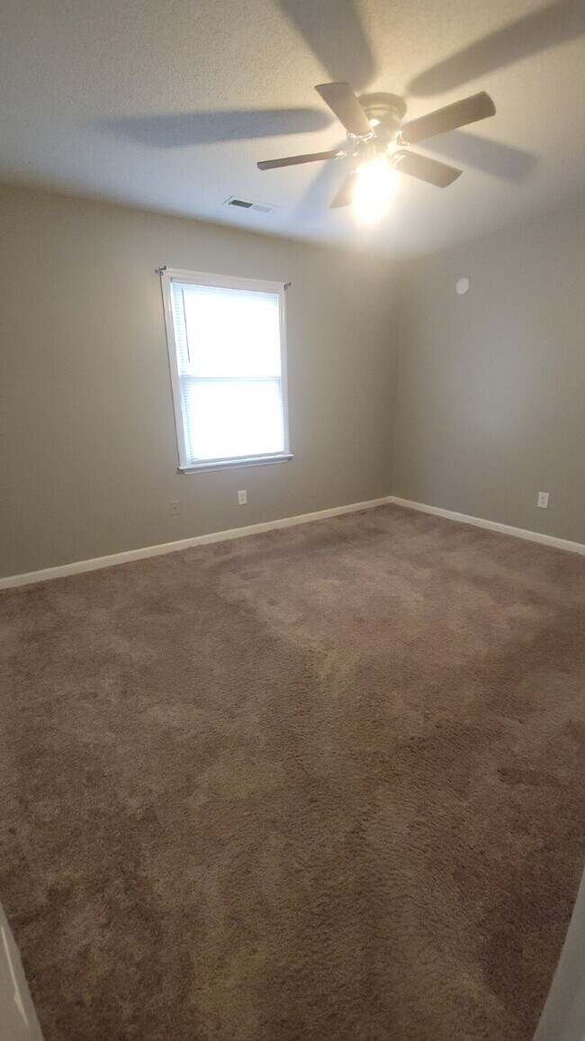 Building Photo - Section 8 accepted!!! "Charming 2-Bed, 2-Bath Haven in Huntsville – Your Perfect Retreat Awaits!"