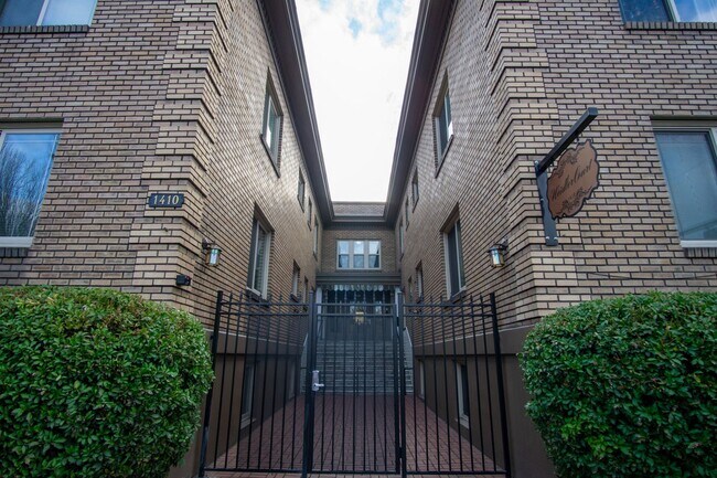 Building Photo - 1532 NE 14th Ave