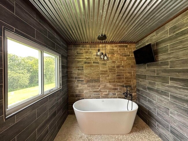 Building Photo - 896 Vaughn Rd