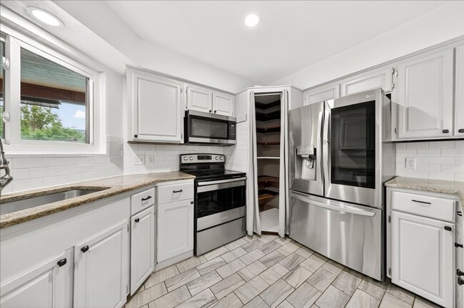 Building Photo - 5025 Romford Dr