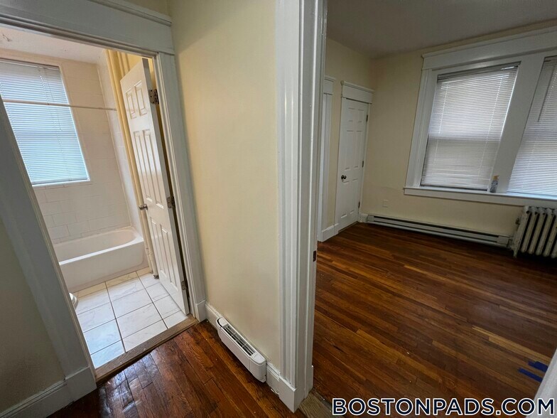 Building Photo - 55 Park Dr