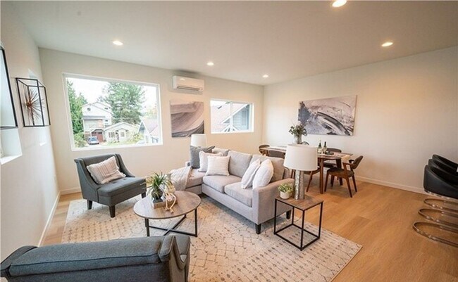 Building Photo - Air-Conditioned Seattle Townhome with Rooftop Deck & Mt. Rainier Views