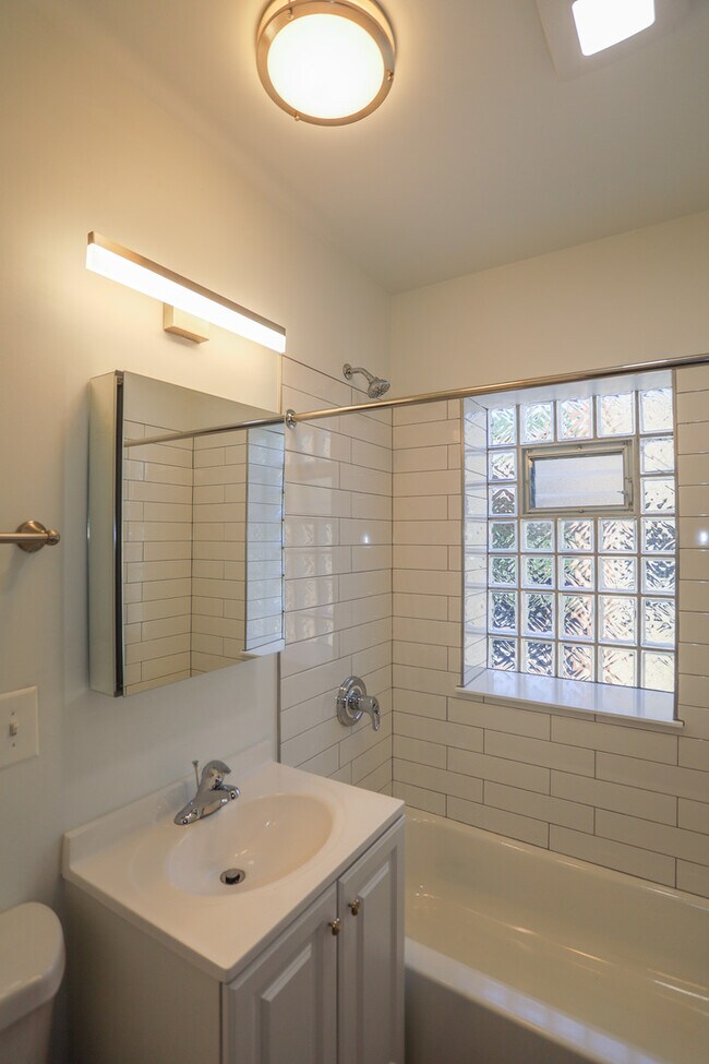 Building Photo - 4400 N Hamilton Ave