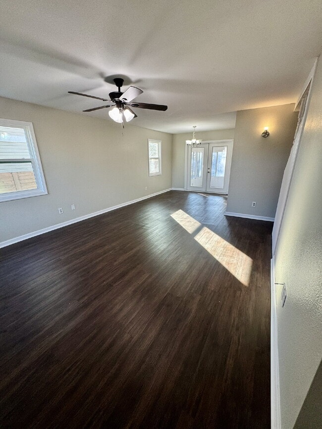 Building Photo - FRESHLY PAINTED 4 bedroom home in Lynn Haven!