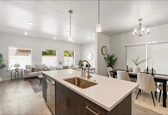 Building Photo - Boise 3 Bed 2.5 Bath 2 Car Garage Townhome AVAILABLE NOW!  $500 RENT CREDIT AT MOVE IN!