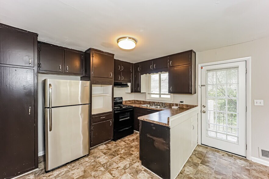 Building Photo - 7080 Doncaster Rd