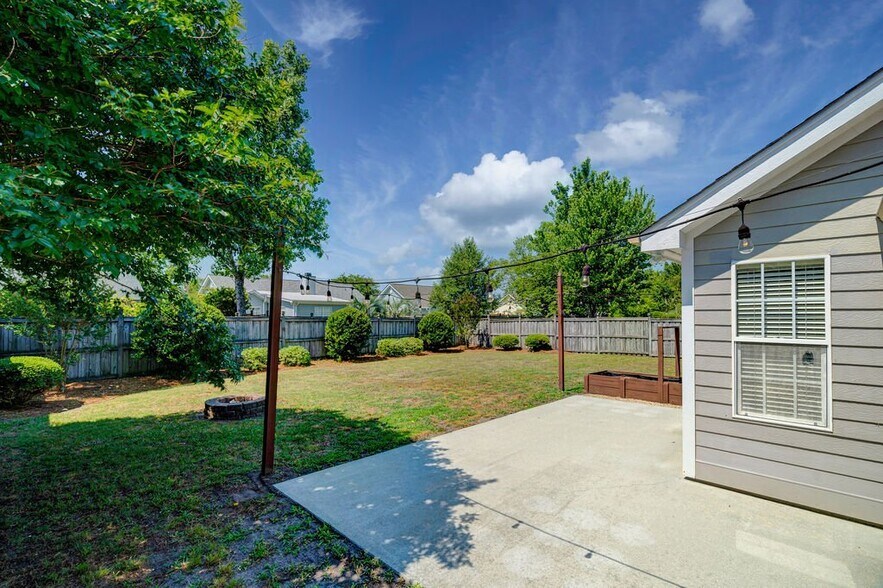 Building Photo - 305 Hixon Pl