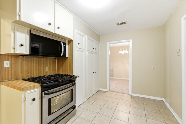 Building Photo - 8406 Highcrest Dr