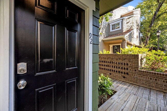 Building Photo - 425 W 8th St