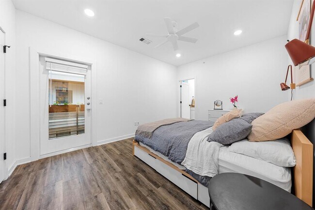 Building Photo - 5924 S Congress Ave