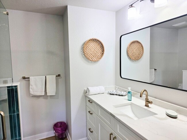 Building Photo - 65 Beach Ln