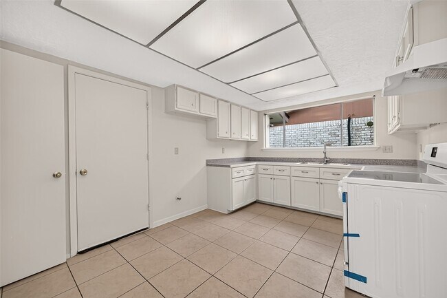 Building Photo - 8638 Little River Rd