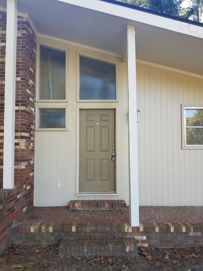 Building Photo - Charming 3BD/2BA Two-Story Home with Picturesque Pond Views in Lakeland