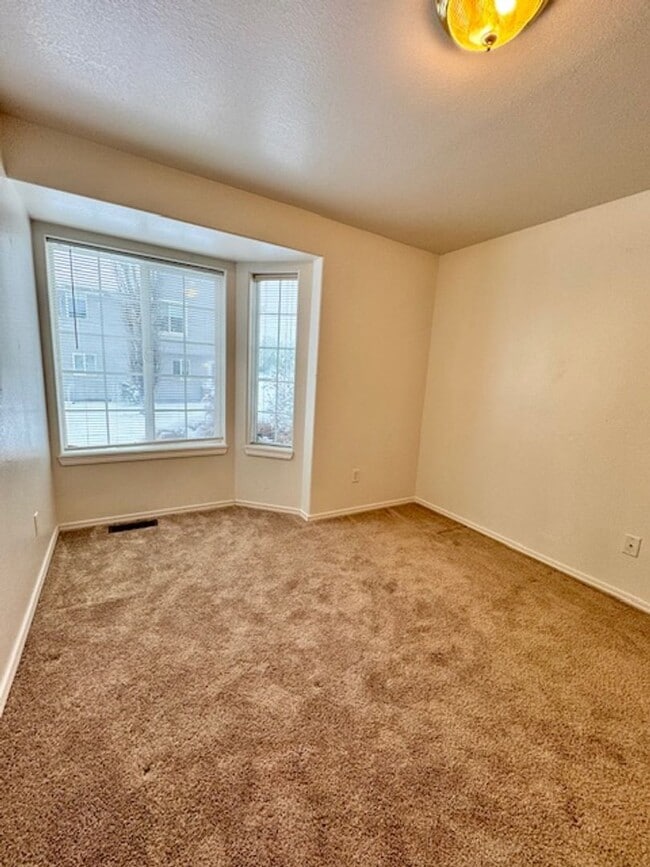 Building Photo - 3 Bedroom 2 Bath Centrally Located Condo