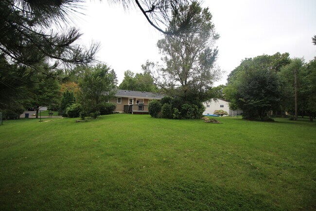 Building Photo - Beautifully updated 'Tonka rental available! 3 beds 2 baths in Royal Hills!