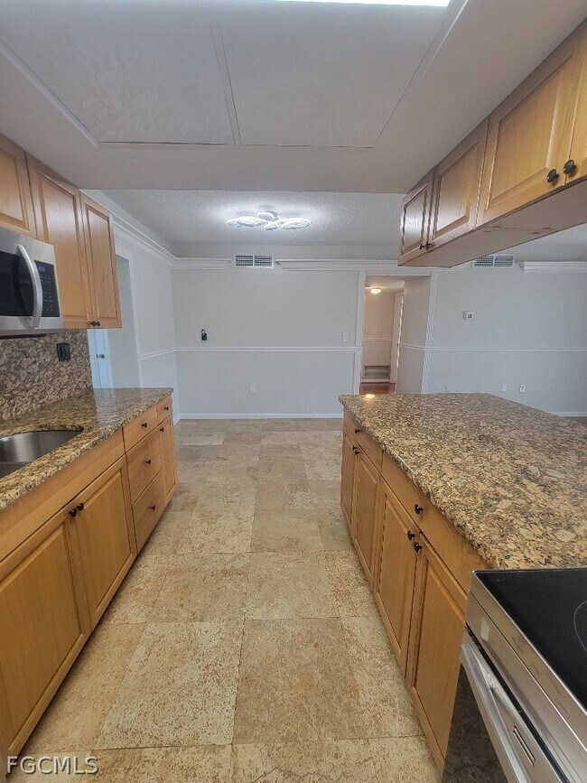 Building Photo - 1372 Archer St