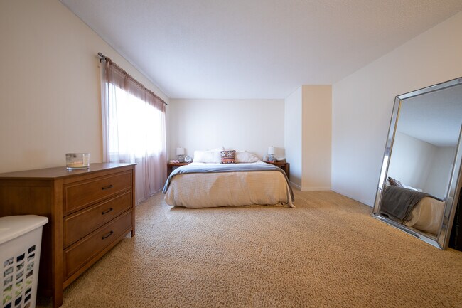 Building Photo - 3477 Pilgrim Ln N